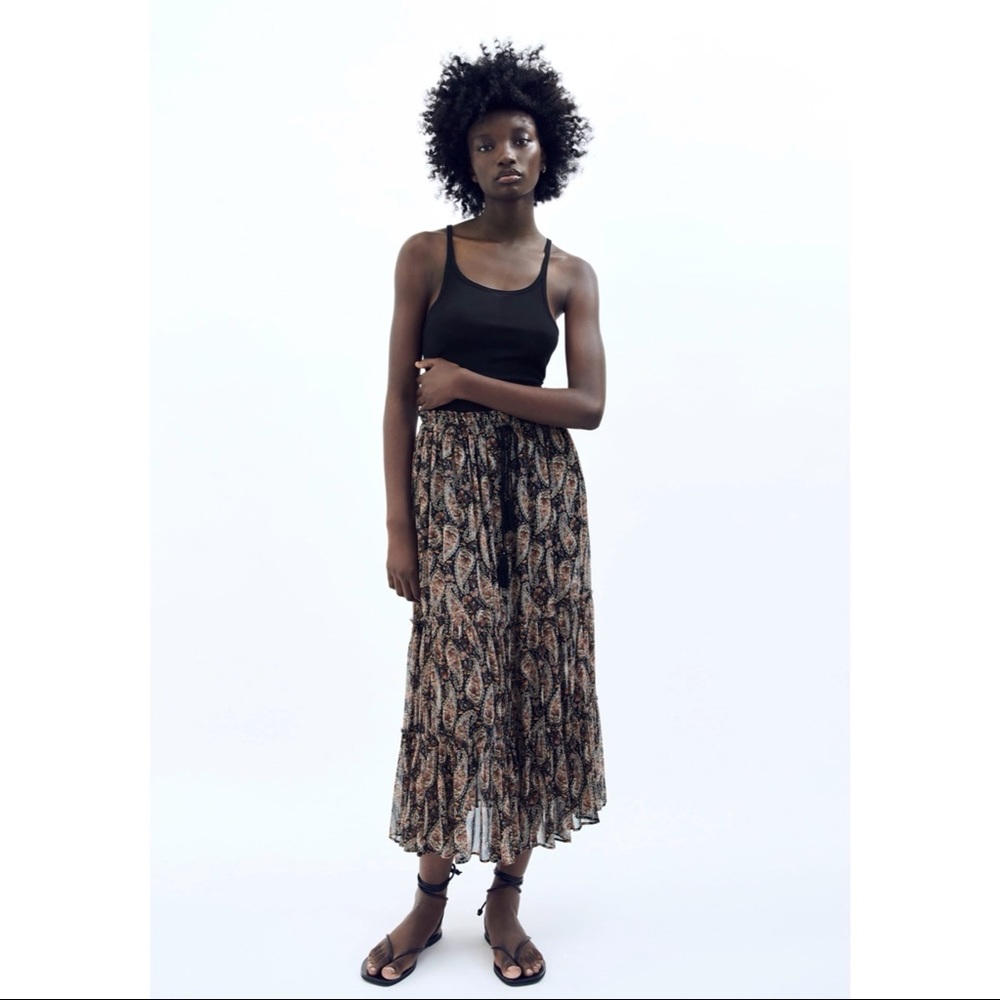 ✨SALE✨Zara printed midi skirt ✨SALE✨